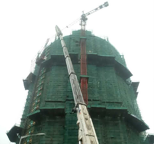 中宁吊车在工地上作业